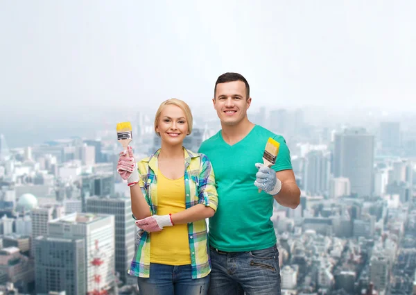 Casal sorridente com pincel — Fotografia de Stock