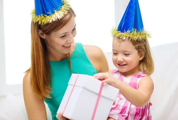 Mutter und Tochter in blauen Hüten mit Geschenkkarton — Stockfoto