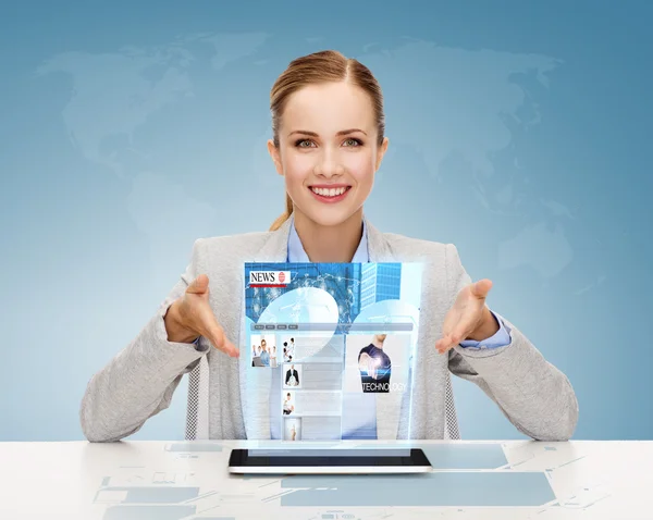 Mujer de negocios sonriente con tableta pc — Foto de Stock