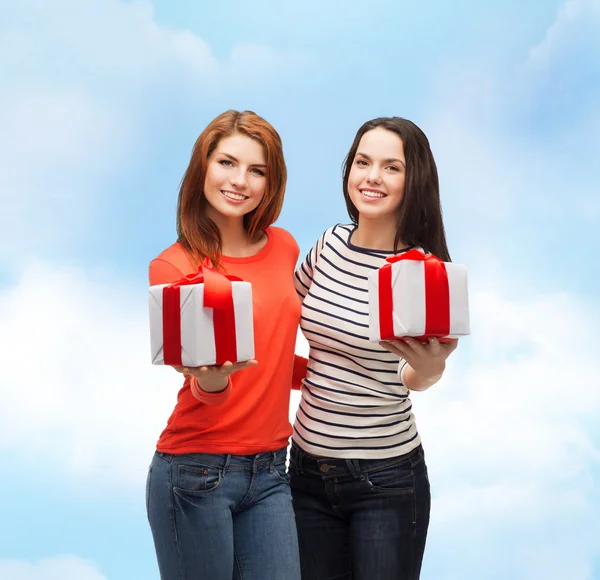 Deux adolescentes souriantes avec des cadeaux — Photo