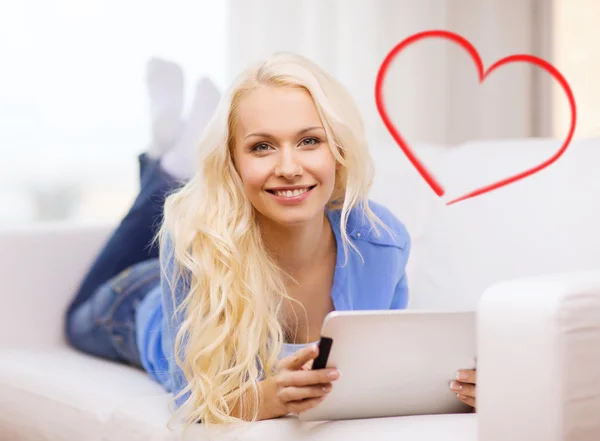 Mujer sonriente con tablet PC en casa — Foto de Stock