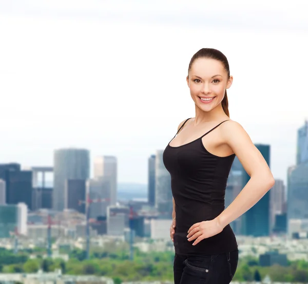 Vrouw in lege zwarte shirt — Stockfoto