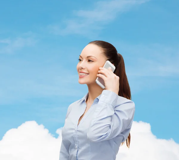 Jeune femme d'affaires souriante avec smartphone — Photo