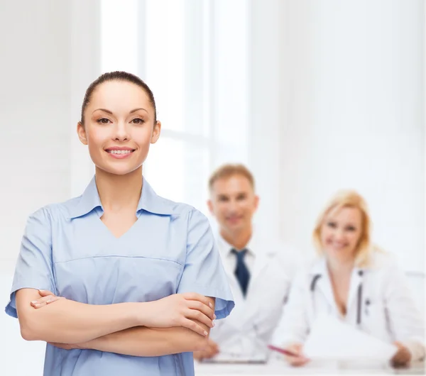 Médica ou enfermeira sorridente — Fotografia de Stock