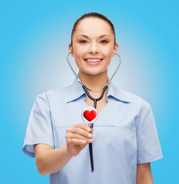 Medico o infermiere sorridente con stetoscopio — Foto Stock