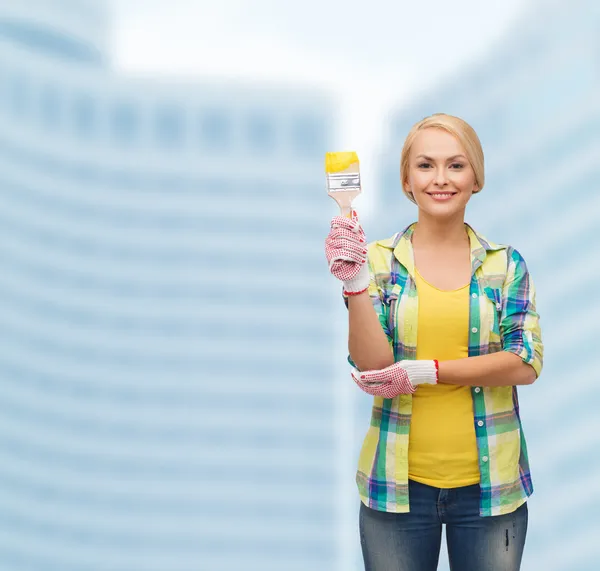 Lachende vrouw met penseel — Stockfoto