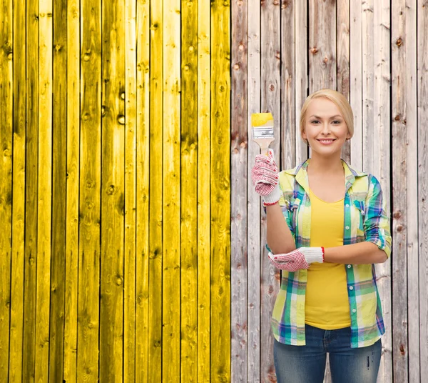 Lachende vrouw met penseel — Stockfoto