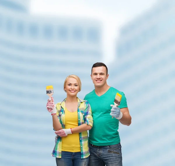 Casal sorridente com pincel — Fotografia de Stock