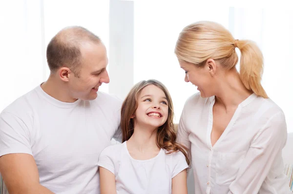 Uśmiechający się rodziców i mała dziewczynka w domu — Zdjęcie stockowe
