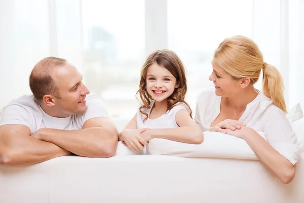 Sorrindo pais e menina em casa — Fotografia de Stock