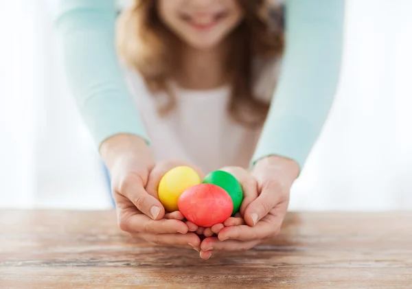 Close up de menina e mãe segurando ovos coloridos — Fotografia de Stock