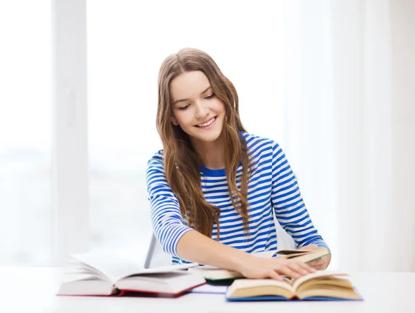 Счастливая улыбающаяся студентка с книгами — стоковое фото