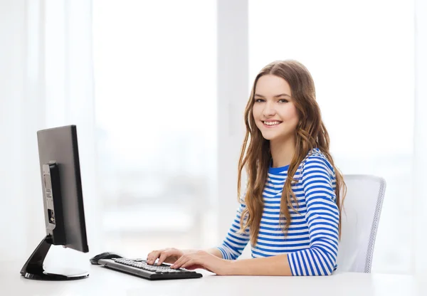 Soñando chica adolescente con la computadora en casa —  Fotos de Stock