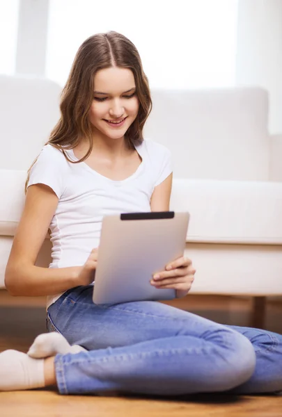 Uśmiechający się nastolatka z komputera typu tablet w domu — Zdjęcie stockowe