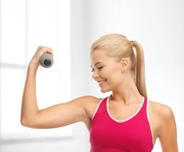 Jovem mulher esportiva com halteres leves — Fotografia de Stock