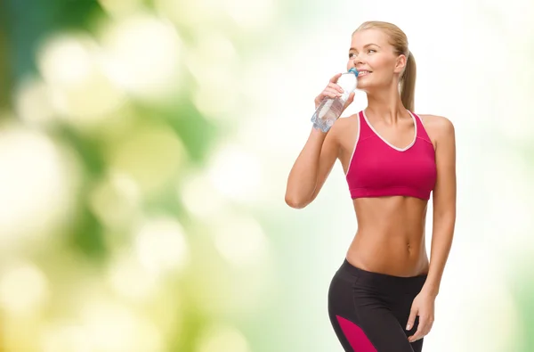 Donna sorridente con bottiglia d'acqua — Foto Stock