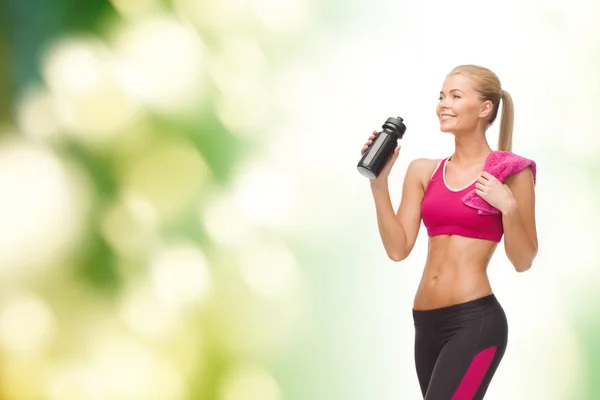 Sporty woman drinking water from sportsman bottle — Stock Photo, Image