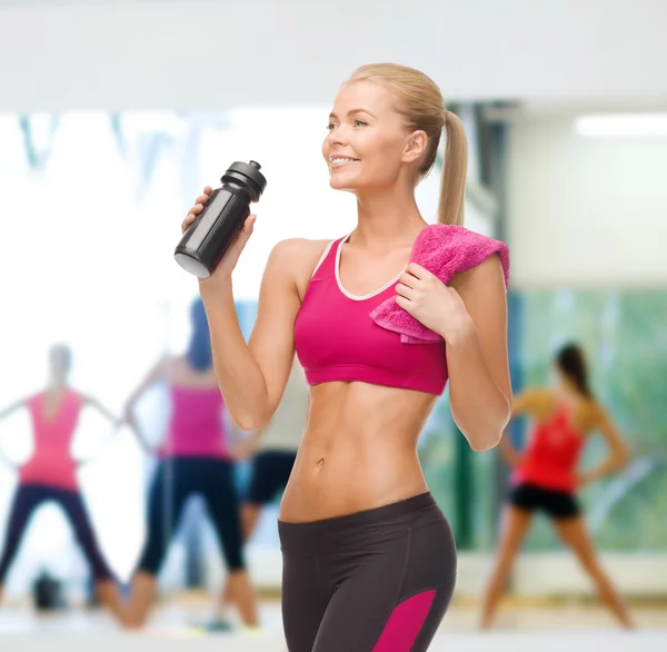 Sporty woman drinking water from sportsman bottle — Stock Photo, Image