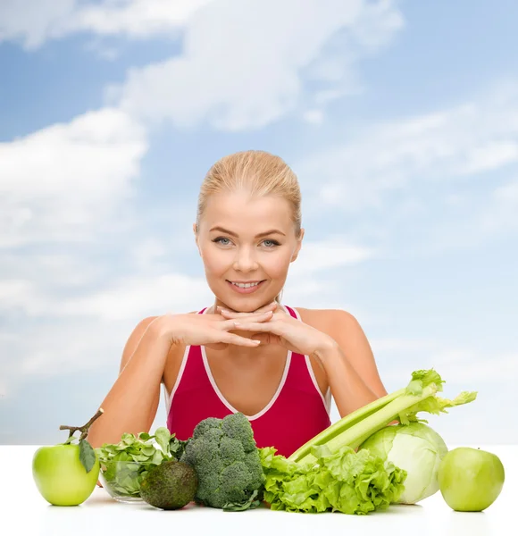 Donna sportiva sorridente con cibo biologico — Foto Stock