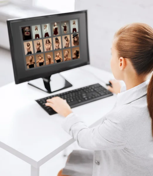 Redakteur wählt Bilder vom Computermonitor aus — Stockfoto