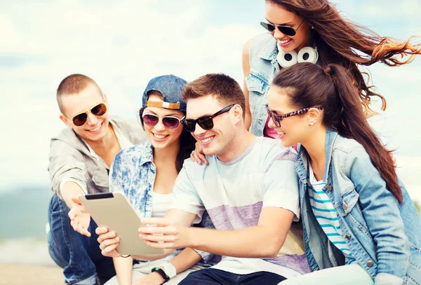 Grupo de adolescentes olhando para tablet pc — Fotografia de Stock