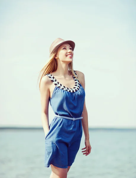 Meisje in hoed wandelen op het strand — Stockfoto