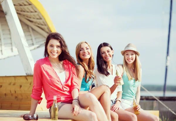 Meninas com bebidas na praia — Fotografia de Stock