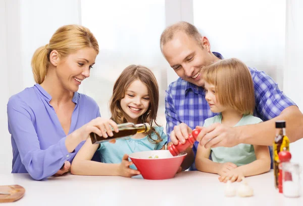 2 人の子供を家庭で食べると幸せな家族 — ストック写真