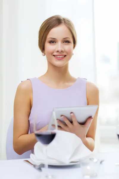Tablet pc bilgisayar, Restaurant ile gülümseyen kadın — Stok fotoğraf