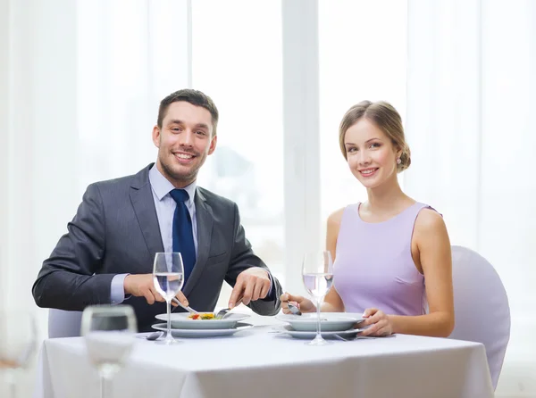 Couple souriant mangeant des hors-d'œuvre au restaurant — Photo