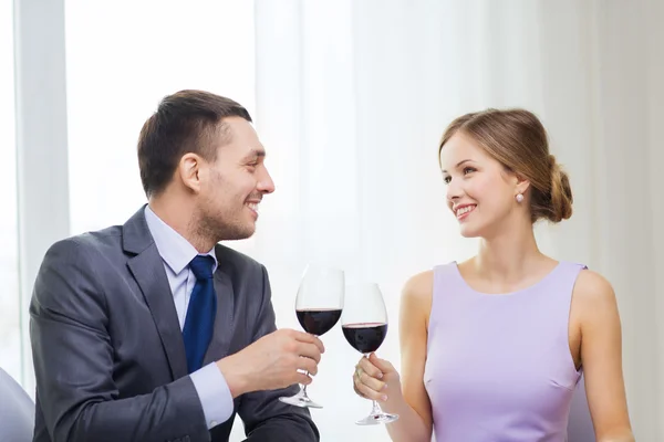 Młoda para z kieliszkami wina w restauracji — Zdjęcie stockowe