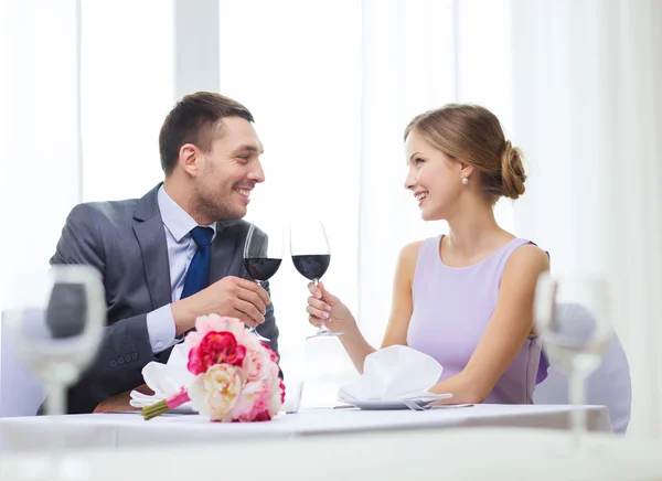 Jeune couple avec des verres de vin au restaurant — Photo