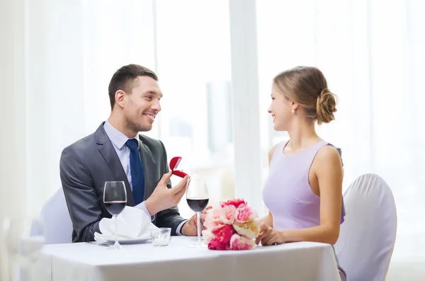 Man stelt zijn vriendin in restaurant — Stockfoto