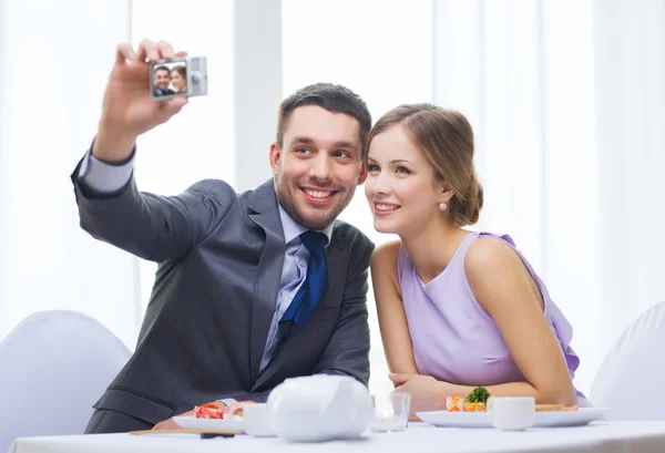 Couple souriant prenant une photo autoportrait — Photo