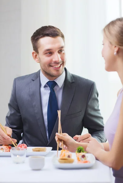 Усміхнена пара їсть суші в ресторані — стокове фото