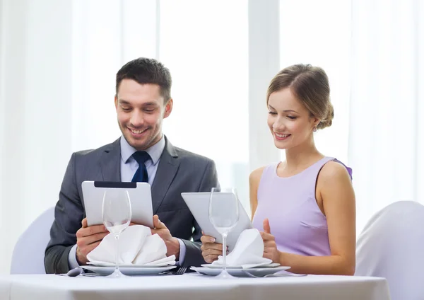 Couple avec menus sur tablette PC au restaurant — Photo