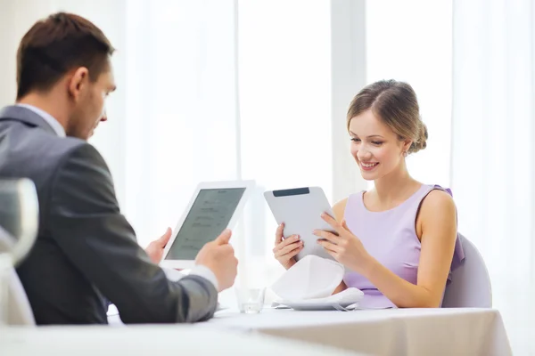 Casal com menus no tablet pc no restaurante — Fotografia de Stock