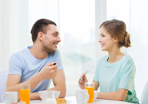 Uśmiechający się para po śniadaniu w domu — Zdjęcie stockowe