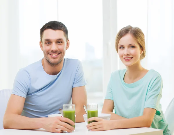 Coppia sorridente che fa colazione a casa — Foto Stock