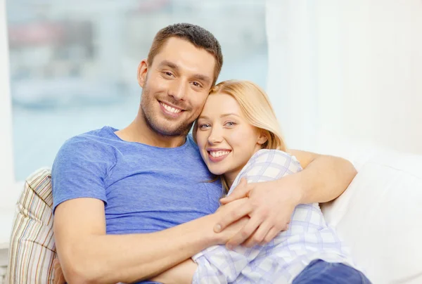 Sonriendo feliz pareja en casa — Foto de Stock