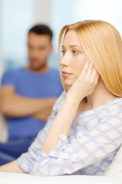 Boos jonge vrouw met man op de achterkant thuis — Stockfoto