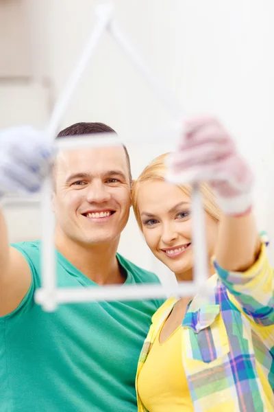 Coppia sorridente con casa da metro a nastro — Foto Stock