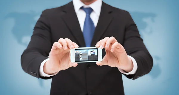 Zakenman met smartphone en nieuws op scherm — Stockfoto