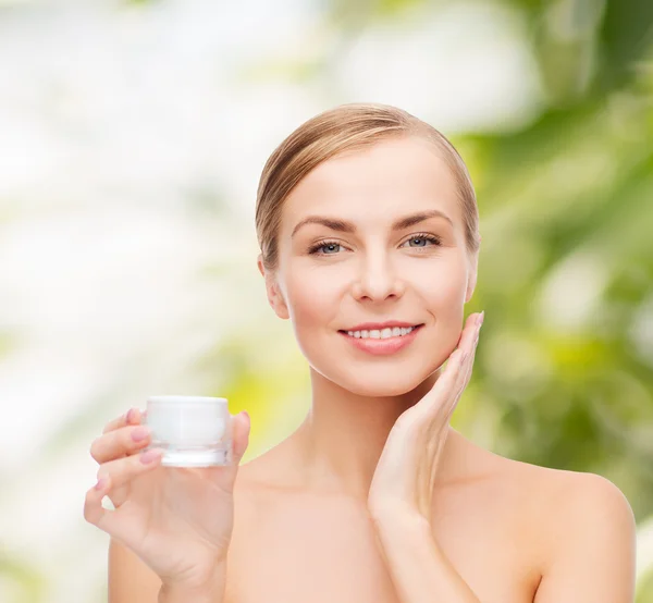 Mulher aplicando creme na pele — Fotografia de Stock