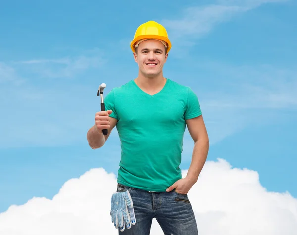 Trabajador manual sonriente en casco con martillo —  Fotos de Stock