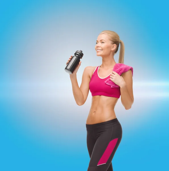 Deportiva mujer bebiendo agua de botella de deportista — Foto de Stock