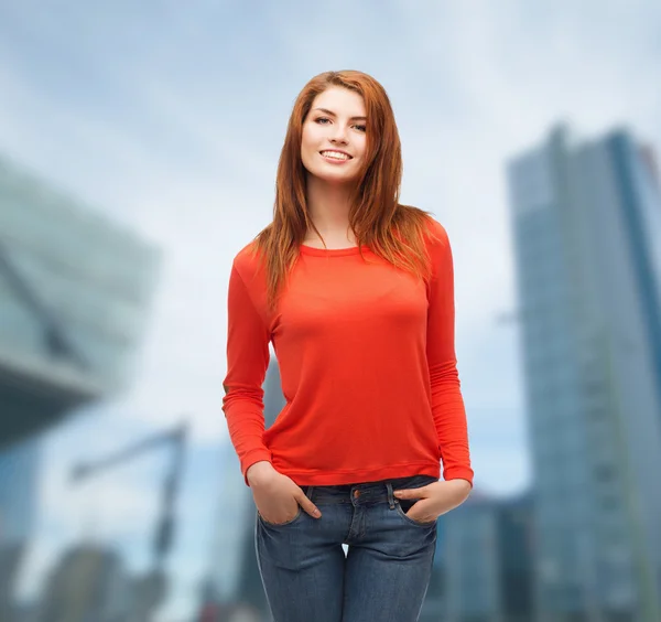 Sorridente giovanissima ragazza all'aperto — Foto Stock