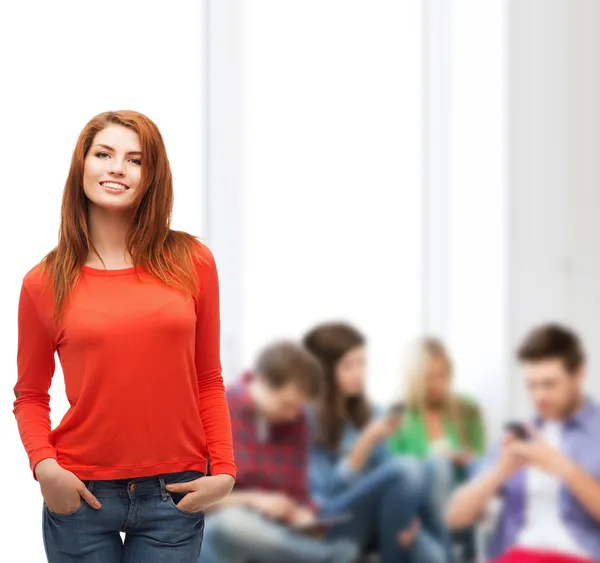 Smilende tenåringsjente på skolen – stockfoto