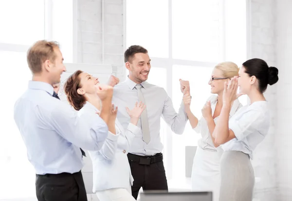 Verksamhet team firar segern i office — Stockfoto
