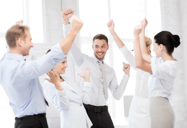 Equipe de negócios comemorando a vitória no escritório — Fotografia de Stock